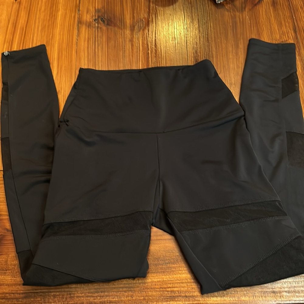 ⚡️PRICE DROP⚡️Black Onzie leggings - Picture 5 of 7